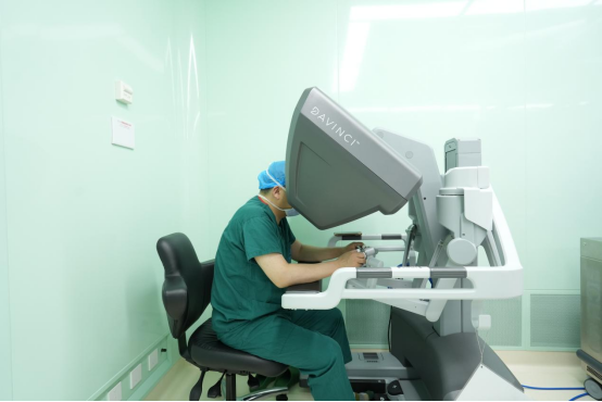 Chirurg przy konsoli robota da Vinci podczas operacji serca w Hefei