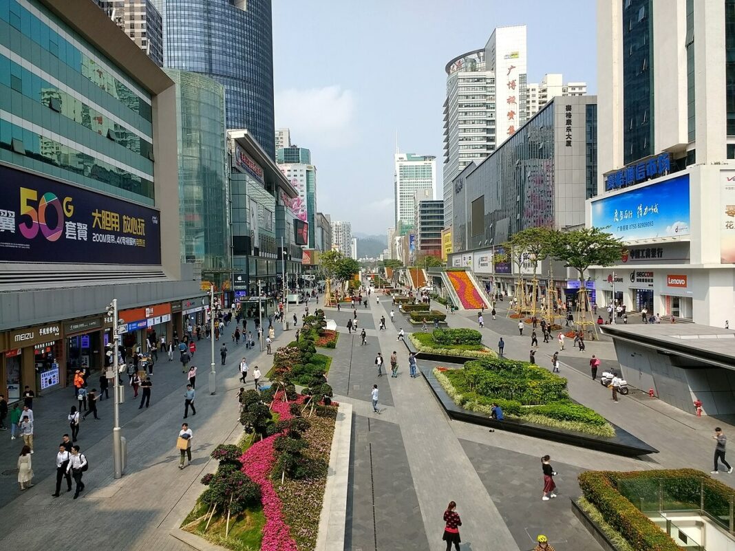 Huaqiangbei w Shenzhen Ulica handlowa Huaqiangbei w Shenzhen, centrum rynku elektroniki
