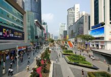 Okulary z AI są hitem w Shenzhen. W Huaqiangbei sprzedaż się podwoiła Ulica handlowa Huaqiangbei w Shenzhen, centrum rynku elektroniki