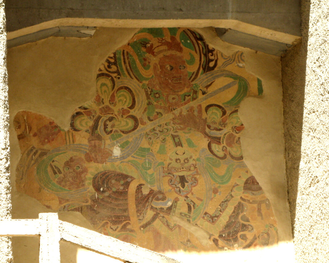 Mural w grotach Mogao w Dunhuang Zabytkowy mural w grotach Mogao w Dunhuang, narażony na erozję i wymagający ochrony konserwatorskiej