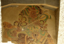 Czasem cały dzień za fragment wielkości dłoni. Tak ratuje się murale w Dunhuang Zabytkowy mural w grotach Mogao w Dunhuang, narażony na erozję i wymagający ochrony konserwatorskiej