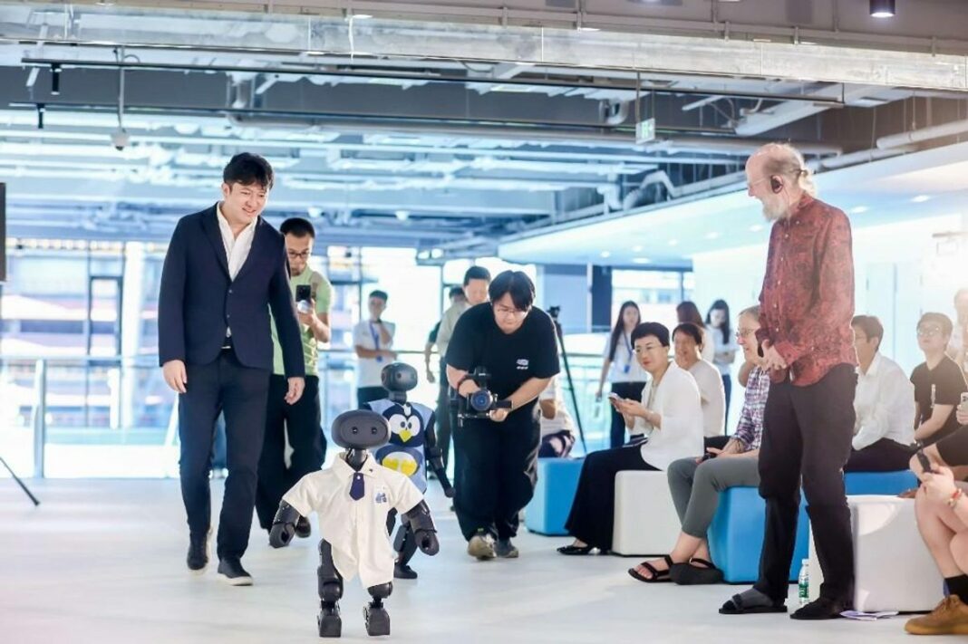 Otwarcie robotycznego przedszkola w Shougang Park Robot kroczący podczas otwarcia pekińskiego „robotycznego przedszkola” w Shougang Park
