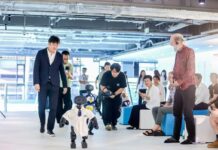 W Pekinie działa „przedszkole” dla robotów. Maszyny uczą się na własnych błędach Robot kroczący podczas otwarcia pekińskiego „robotycznego przedszkola” w Shougang Park