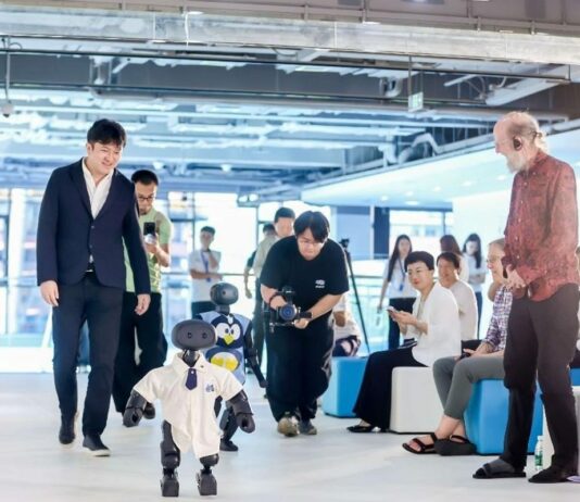W Pekinie działa „przedszkole” dla robotów. Maszyny uczą się na własnych błędach Robot kroczący podczas otwarcia pekińskiego „robotycznego przedszkola” w Shougang Park