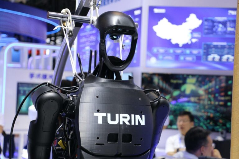 Roboty prezentowane na targach WAIC w Szanghaju