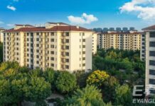 Pod Pekinem rozwija się osiedle dla seniorów. Docelowo ma zamieszkać tam 6000 osób Budynki osiedla Ronghua Qishan dla seniorów w Sanhe w prowincji Hebei
