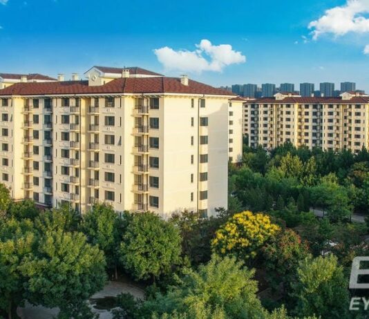 Pod Pekinem rozwija się osiedle dla seniorów. Docelowo ma zamieszkać tam 6000 osób Budynki osiedla Ronghua Qishan dla seniorów w Sanhe w prowincji Hebei