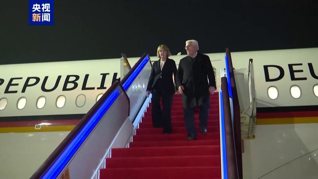 Prezydent Niemiec Frank-Walter Steinmeier i Elke Büdenbender schodzą po schodach samolotu na lotnisku Hefei-Xinqiao.