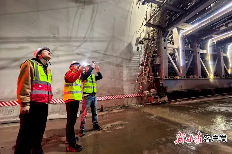 Pracownicy wewnątrz tunelu Anhua podczas kontroli jakości robót na linii Tianlong