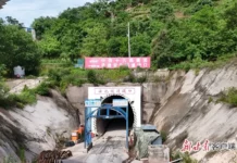 W Gansu przebito tunel Anhua. Ma 19,98 km i jest najdłuższy na linii Tianlong Wejście do tunelu Anhua na budowanej linii kolejowej Tianlong w prowincji Gansu
