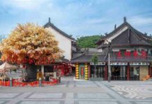 Wudang zapełnił się do limitu. 119 tys. turystów jednego dnia Plac i tradycyjna zabudowa w kompleksie Gór Wudang w prowincji Hubei