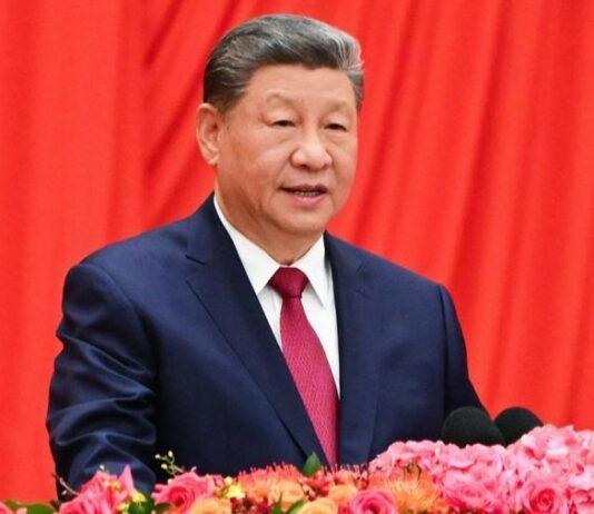 Xi Jinping: „Wielkie odrodzenie narodu chińskiego jest niepowstrzymane” Xi Jinping przemawia podczas przyjęcia z okazji 77. rocznicy powstania ChRL w Pekinie, 30 września 2026 r.