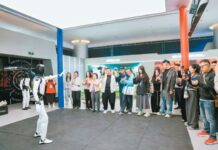 W Xi’an robot zagra z turystą w piłkę. Chińczycy jadą na wakacje oglądać przyszłość Uczestnicy wizyty w Xi’an Science and Technology Museum podczas interakcji z robotem humanoidalnym