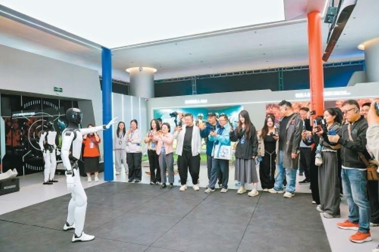 Robot humanoidalny w Xi’an Science and Technology Museum Uczestnicy wizyty w Xi’an Science and Technology Museum podczas interakcji z robotem humanoidalnym