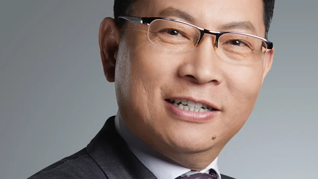 Yu Chengdong z Huawei — kadr 16:9 Yu Chengdong, szef Consumer BG Huawei, który zaprezentował funkcję współdzielenia sieci w serii Mate 90