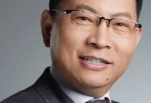 Huawei Mate 90 łączy sieci kilku telefonów. Na kolei wideo zacinało się o 90 proc. rzadziej Yu Chengdong, szef Consumer BG Huawei, który zaprezentował funkcję współdzielenia sieci w serii Mate 90