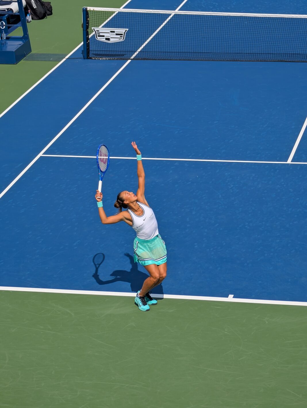 Zheng Qinwen w 2026 roku Zheng Qinwen serwuje podczas kwalifikacji US Open 2026