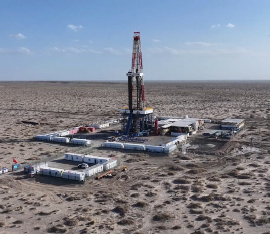 Hade–Fuman przekroczył 26 mln ton ropy i gazu z głębokości ponad 6 km Instalacja wiertnicza Zhentan-1 na północnym skraju pustyni Taklamakan w Xinjiangu